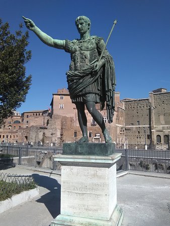 cesare statua